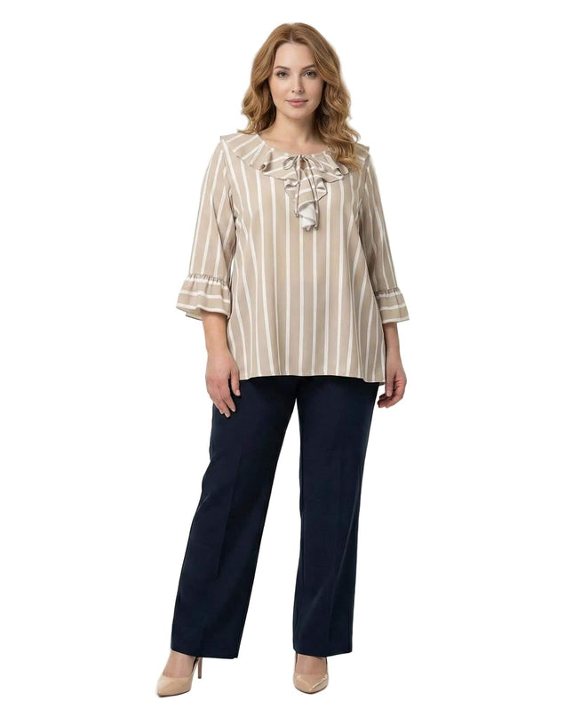 Επίσημη εβαζέ τουνίκ σε μπεζ και λευκό ριγέ σχέδιο, με κομψή λαιμόκοψη που δένει με κορδόνια. Ολόσωμη λήψη που αναδεικνύει την άνετη εφαρμογή για μεγάλα μεγέθη.