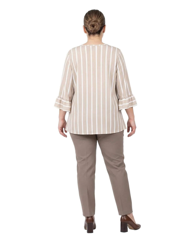 Πίσω όψη από κομψή εβαζέ ριγέ τουνίκ σε μπεζ και λευκό, με μανίκια 7/8 που καταλήγουν σε βολάν, ιδανική επιλογή για μεγάλα μεγέθη.