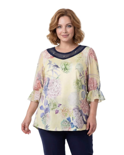 Επίσημη εβαζέ τουνίκ σε κίτρινο χρώμα με φλοράλ πριντ και λεπτομέρεια από τούλι με πέρλες στο λαιμό. Μπροστινή λήψη σε μοντέλο plus size.