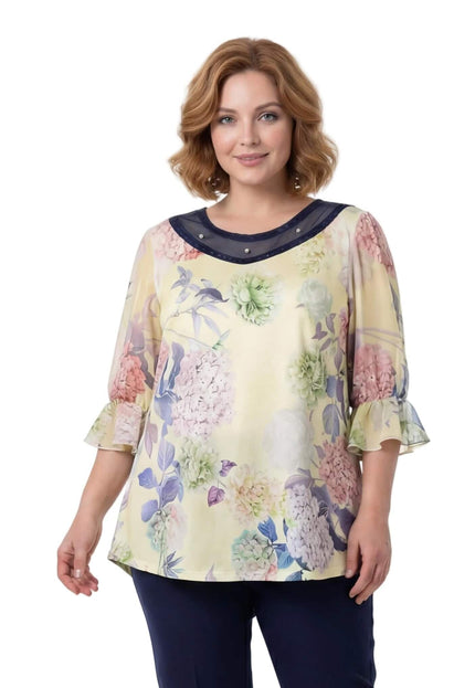 Επίσημη εβαζέ τουνίκ σε κίτρινο χρώμα με φλοράλ πριντ και λεπτομέρεια από τούλι με πέρλες στο λαιμό. Μπροστινή λήψη σε μοντέλο plus size.