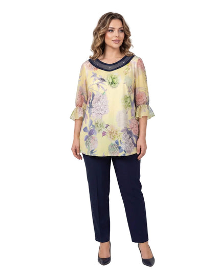 Επίσημη εβαζέ τουνίκ φλοράλ σε κίτρινο χρώμα με πέρλες και τούλι στο ντεκολτέ, φορεμένη από μοντέλο σε ολόσωμη λήψη, ιδανική για μεγάλα μεγέθη.