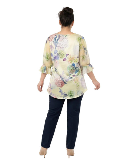 Επίσημη εβαζέ τουνίκ φλοράλ σε κίτρινο χρώμα για μεγάλα μεγέθη, φωτογραφημένη από την πίσω πλευρά που αναδεικνύει το μοτίβο και τα μανίκια.