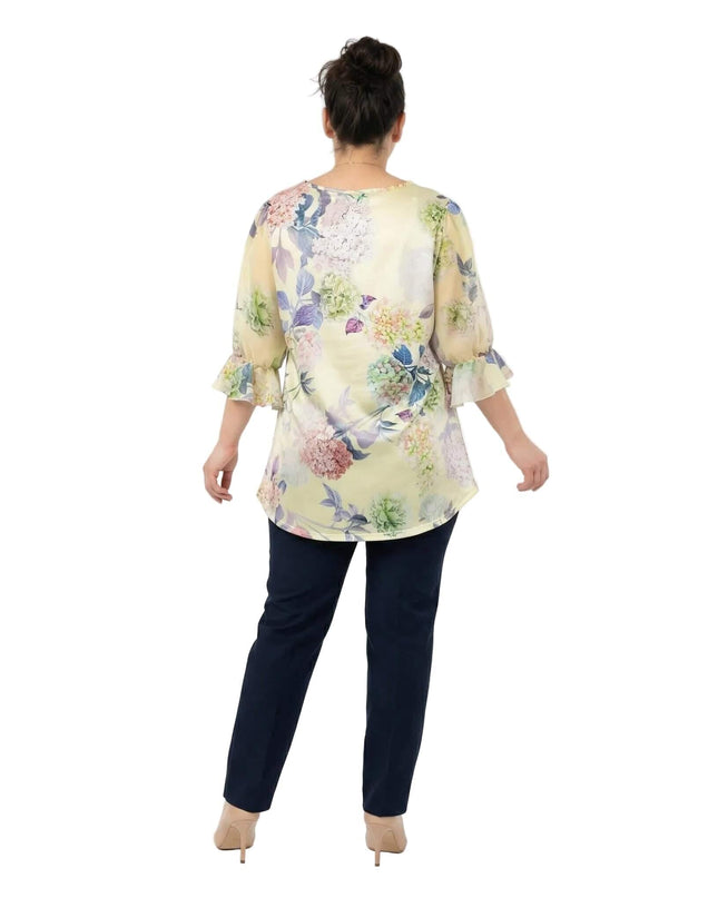 Επίσημη εβαζέ τουνίκ φλοράλ σε κίτρινο χρώμα για μεγάλα μεγέθη, φωτογραφημένη από την πίσω πλευρά που αναδεικνύει το μοτίβο και τα μανίκια.