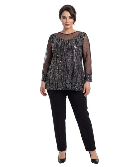 Επίσημη εβαζέ τουνίκ σε μαύρο χρώμα με διακριτική ασημοκλωστή και μανίκια από πουά τούλι, ιδανική για μεγάλα μεγέθη. Ολόσωμη λήψη σε λευκό φόντο.