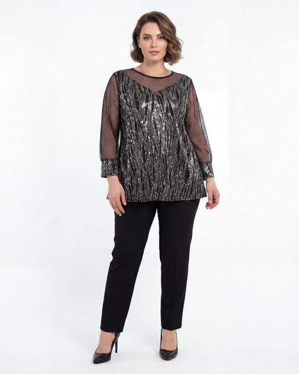 Επίσημη εβαζέ τουνίκ σε μαύρο χρώμα με ασημοκλωστή και μανίκια από πουά τούλι, σε ολόσωμη λήψη για μεγάλα μεγέθη.