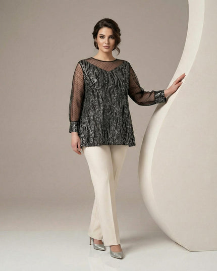 Επίσημη μαύρη τουνίκ εβαζέ γραμμής με ασημοκλωστή και μανίκια από πουά τούλι, σε ολόσωμη λήψη ιδανική για μεγάλα μεγέθη.