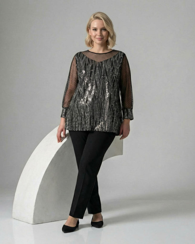 Ολόσωμη λήψη από επίσημη εβαζέ τουνίκ σε μαύρο χρώμα με διακριτική ασημοκλωστή και μανίκια από πουά τούλι, σχεδιασμένη για μεγάλα μεγέθη.