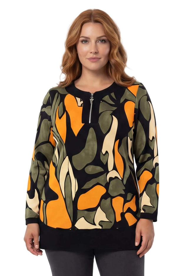 Επίσημη εβαζέ τουνίκ για μεγάλα μεγέθη με πολύχρωμο αφηρημένο σχέδιο σε γήινους τόνους και λειτουργικό φερμουάρ στο ντεκολτέ, σε μπροστινή λήψη.