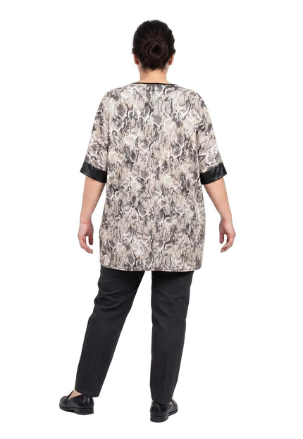 Πίσω όψη από επίσημη εβαζέ τουνίκ plus size, με λευκό φιδίσιο σχέδιο και μαύρες μανσέτες στα μανίκια.