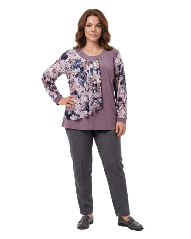 Επίσημη εβαζέ τουνίκ σάπιο μήλο σε μεγάλα μεγέθη, με φλοράλ σιφόν λεπτομέρεια και διακοσμητική καρφίτσα στο ντεκολτέ, σε ολόσωμη λήψη.