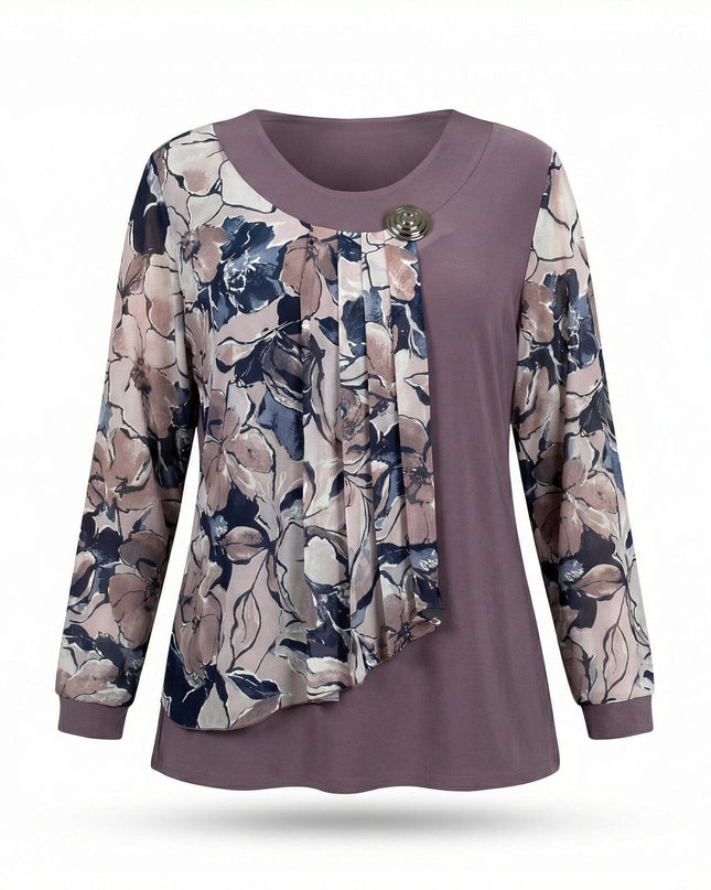 Επίσημη εβαζέ τουνίκ σε μεγάλα μεγέθη και χρώμα σάπιο μήλο, με φλοράλ σιφόν λεπτομέρεια και διακοσμητική καρφίτσα στο ντεκολτέ, σε λευκό φόντο.