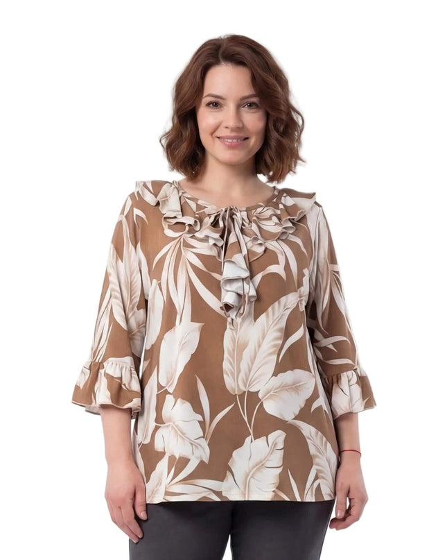 Επίσημη εβαζέ τουνίκ σε μεγάλα μεγέθη σε λευκό φόντο. Ανοιχτό καφέ χρώμα με εντυπωσιακό λευκό μοτίβο φύλλων, βολάν στο ντεκολτέ και εβαζέ μανίκια.