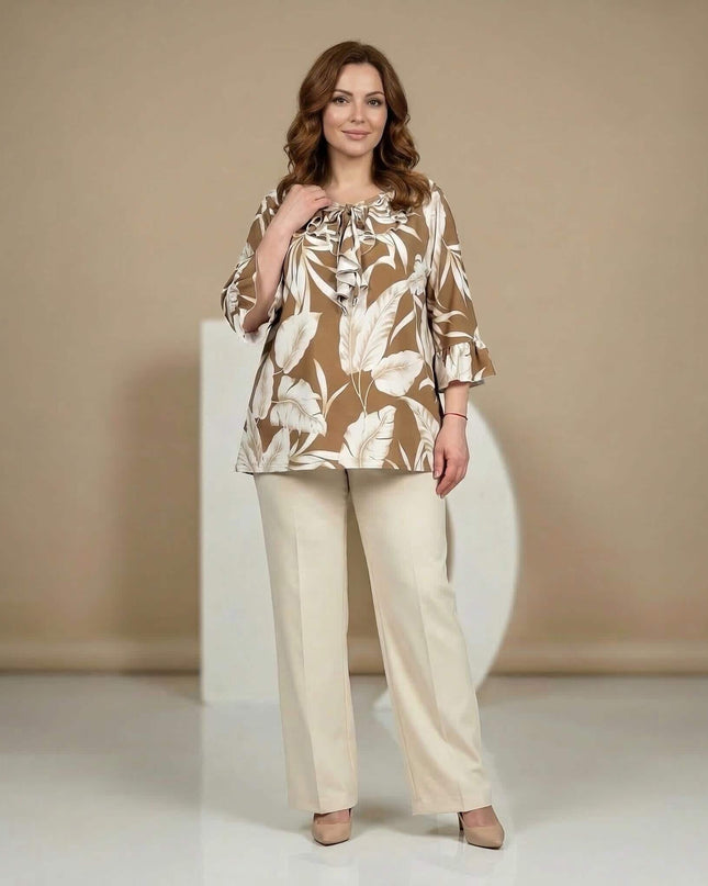 Ολόσωμη λήψη με γυναικεία επίσημη τουνίκ μεγάλα μεγέθη. Ξεχωρίζει το ανοιχτό καφέ χρώμα με το λευκό φυτικό μοτίβο και τα μανίκια με βολάν.