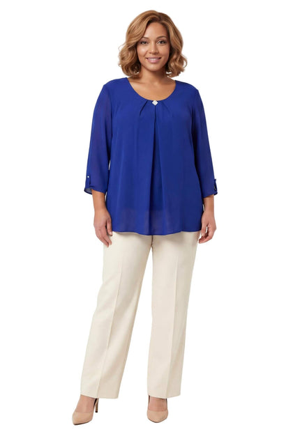 Επίσημη εβαζέ τουνίκ σιφόν σε μπλε ρουά με διακοσμητική καρφίτσα και μανίκια 7/8. Ολόσωμη λήψη γυναικείας μπλούζας για μεγάλα μεγέθη σε λευκό φόντο.