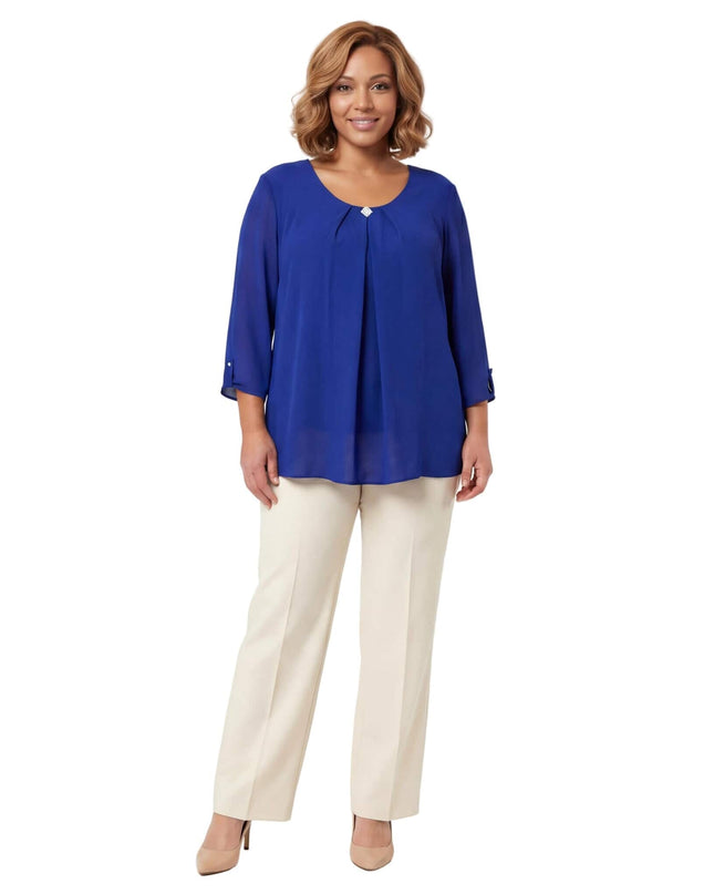 Επίσημη εβαζέ τουνίκ σιφόν σε μπλε ρουά με διακοσμητική καρφίτσα και μανίκια 7/8. Ολόσωμη λήψη γυναικείας μπλούζας για μεγάλα μεγέθη σε λευκό φόντο.