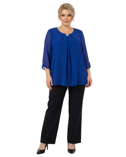 Επίσημη εβαζέ τουνίκ σιφόν σε μπλε ρουά χρώμα με διακοσμητική καρφίτσα, σε ολόσωμη λήψη. Κομψή plus size επιλογή με αέρινα μανίκια και άνετη εφαρμογή.