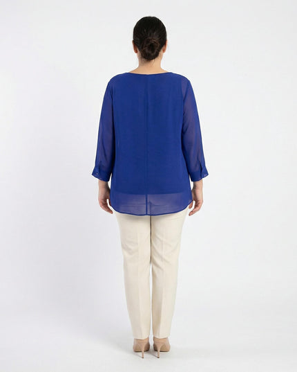 Πίσω όψη της επίσημης εβαζέ τουνίκ από σιφόν σε μπλε ρουά, σχεδιασμένη για μεγάλα μεγέθη με αέρινη εφαρμογή και κλασικό στυλ.