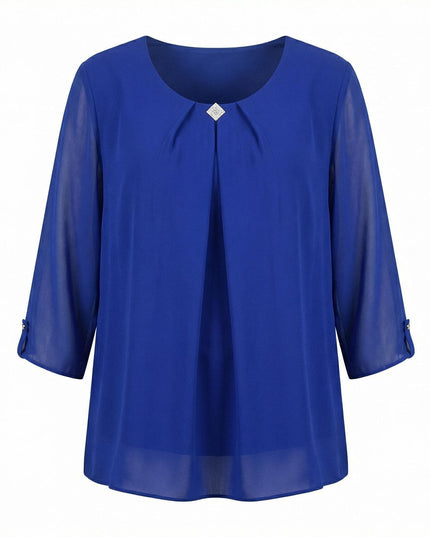 Επίσημη εβαζέ τουνίκ από σιφόν σε έντονο μπλε ρουά, διακοσμημένη με λαμπερή καρφίτσα στη λαιμόκοψη. Ιδανική επιλογή plus size σε λευκό φόντο.