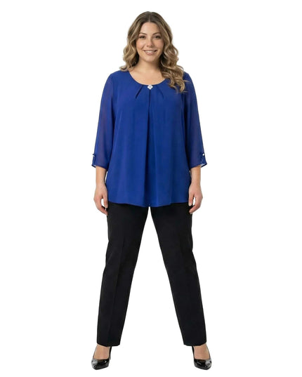 Επίσημη εβαζέ τουνίκ σιφόν σε μπλε ρουά χρώμα με διακοσμητική καρφίτσα στο ντεκολτέ, κατάλληλη για μεγάλα μεγέθη, σε ολόσωμη λήψη σε λευκό φόντο.