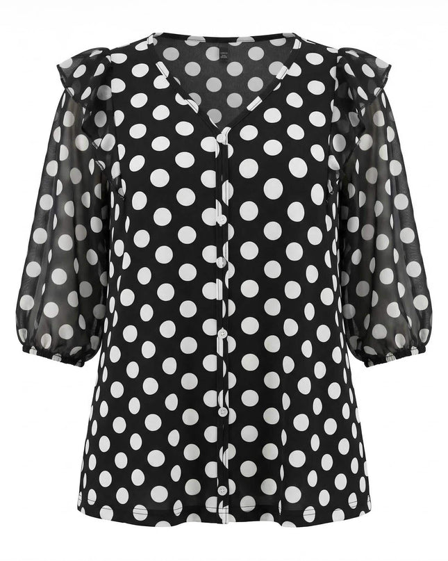 Γυναικεία σκούρα μπλε τουνίκ με λευκό πουά σε μεγάλα μεγέθη. Λήψη μπροστά, όπου διακρίνονται η λαιμόκοψη V, τα κουμπιά και τα διάφανα μανίκια.