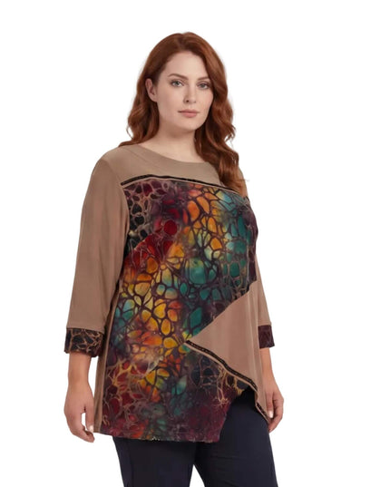 Επίσημη καφέ τουνίκ plus size σε ριχτή γραμμή, με ιδιαίτερη πολύχρωμη εμπριμέ φάσα και ασύμμετρο τελείωμα, φωτογραφημένη σε λευκό φόντο.