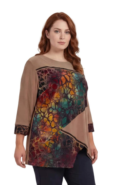Επίσημη καφέ τουνίκ plus size σε ριχτή γραμμή, με ιδιαίτερη πολύχρωμη εμπριμέ φάσα και ασύμμετρο τελείωμα, φωτογραφημένη σε λευκό φόντο.