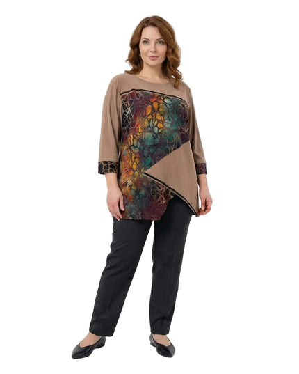 Plus size επίσημη καφέ τουνίκ σε ριχτή γραμμή με εντυπωσιακή ασύμμετρη εμπριμέ φάσα και μανίκια 7/8, σε ολόσωμη λήψη.