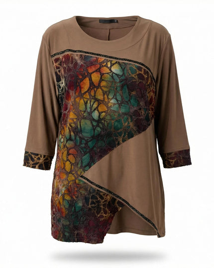 Επίσημη καφέ τουνίκ plus size με ριχτή εφαρμογή, διακοσμημένη με ασύμμετρη πολύχρωμη φάσα και λεπτομέρεια μαύρης μπορντούρας, σε λήψη μπροστά σε λευκό φόντο.