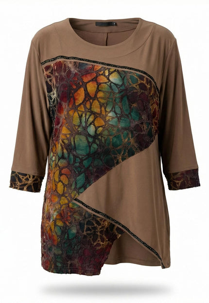 Επίσημη καφέ τουνίκ plus size με ριχτή εφαρμογή, διακοσμημένη με ασύμμετρη πολύχρωμη φάσα και λεπτομέρεια μαύρης μπορντούρας, σε λήψη μπροστά σε λευκό φόντο.