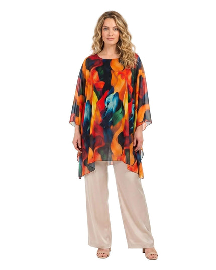 Ολόσωμη λήψη σε λευκό φόντο με τη γυναικεία επίσημη μάξι τουνίκ πόντσο σε μεγάλα μεγέθη, που ξεχωρίζει για το εντυπωσιακό πολύχρωμο αφηρημένο μοτίβο.