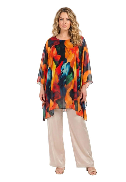 Ολόσωμη λήψη σε λευκό φόντο με τη γυναικεία επίσημη μάξι τουνίκ πόντσο σε μεγάλα μεγέθη, που ξεχωρίζει για το εντυπωσιακό πολύχρωμο αφηρημένο μοτίβο.