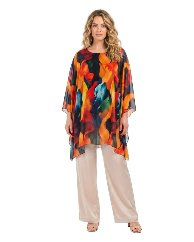 Ολόσωμη λήψη σε λευκό φόντο με τη γυναικεία επίσημη μάξι τουνίκ πόντσο σε μεγάλα μεγέθη, που ξεχωρίζει για το εντυπωσιακό πολύχρωμο αφηρημένο μοτίβο.