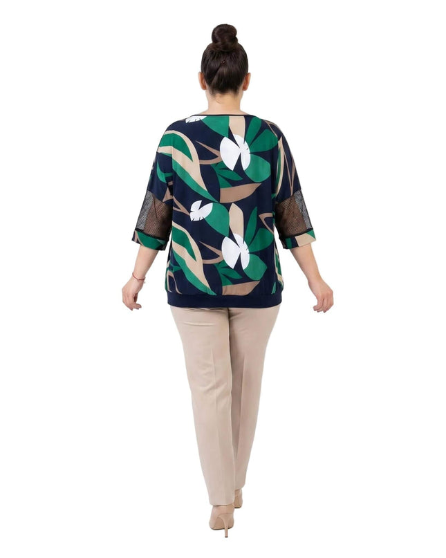 Πίσω όψη από την επίσημη καλοκαιρινή τουνίκ plus size. Φαίνεται το σκούρο μπλε ύφασμα με το χρωματιστό σχέδιο φύλλων και τα διχτυωτά μανίκια.