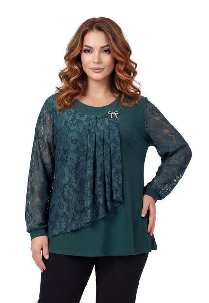 Επίσημη λαδί τουνίκ plus size με δαντελένια μανίκια και διακοσμητική καρφίτσα. Μπροστινή όψη σε λευκό φόντο που αναδεικνύει την κομψή φλοράλ δαντέλα στο στήθος.