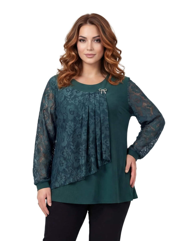 Επίσημη λαδί τουνίκ plus size με δαντελένια μανίκια και διακοσμητική καρφίτσα. Μπροστινή όψη σε λευκό φόντο που αναδεικνύει την κομψή φλοράλ δαντέλα στο στήθος.