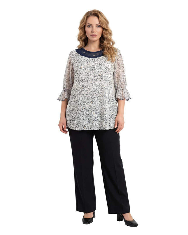 Επίσημη γυναικεία τουνίκ λευκή φλοράλ σε μεγάλα μεγέθη, με διακοσμητικό μπλε τούλι και πέρλες στη λαιμόκοψη, σε ολόσωμη λήψη μπροστά.