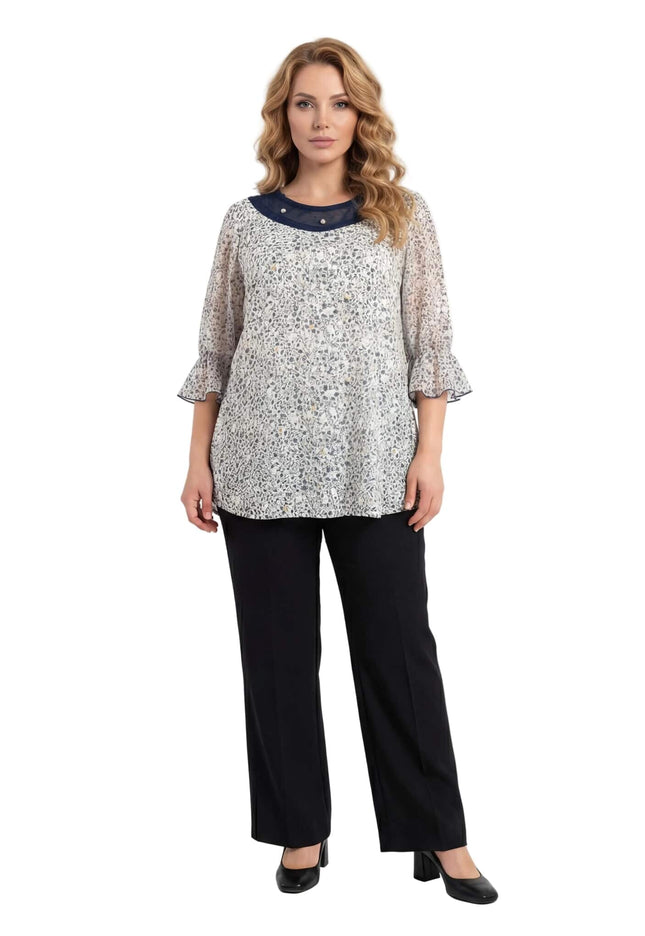 Επίσημη γυναικεία τουνίκ λευκή φλοράλ σε μεγάλα μεγέθη, με διακοσμητικό μπλε τούλι και πέρλες στη λαιμόκοψη, σε ολόσωμη λήψη μπροστά.