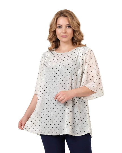 Επίσημη λευκή τουνίκ από σιφόν με μαύρο πουά για μεγάλα μεγέθη, με αέρινα μανίκια και άνετη εβαζέ εφαρμογή, σε μπροστινή όψη.