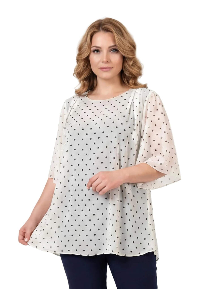 Επίσημη λευκή τουνίκ από σιφόν με μαύρο πουά για μεγάλα μεγέθη, με αέρινα μανίκια και άνετη εβαζέ εφαρμογή, σε μπροστινή όψη.