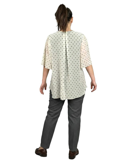 Επίσημη λευκή τουνίκ σιφόν με μαύρο πουά σε μεγάλα μεγέθη, φωτογραφημένη από την πίσω πλευρά. Διακρίνεται η αέρινη εβαζέ γραμμή και τα φαρδιά μανίκια.