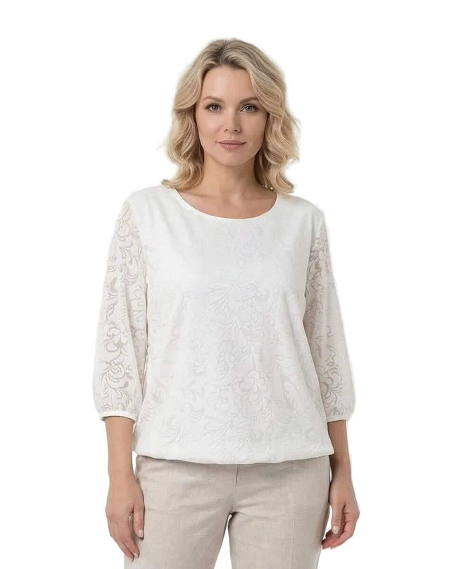 Επίσημη λευκή τουνίκ plus size με ανάγλυφο φλοράλ σχέδιο, στρογγυλή λαιμόκοψη και κομψά μανίκια. Φωτογραφημένη σε λευκό φόντο.