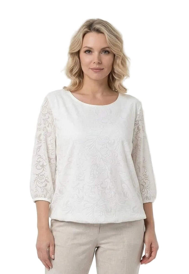 Επίσημη λευκή τουνίκ plus size με ανάγλυφο φλοράλ σχέδιο, στρογγυλή λαιμόκοψη και κομψά μανίκια. Φωτογραφημένη σε λευκό φόντο.
