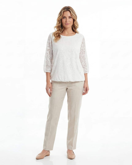 Επίσημη λευκή τουνίκ σε μεγάλα μεγέθη, με ανάγλυφο φλοράλ σχέδιο και μανίκια 7/8. Ολόσωμη λήψη σε λευκό φόντο.