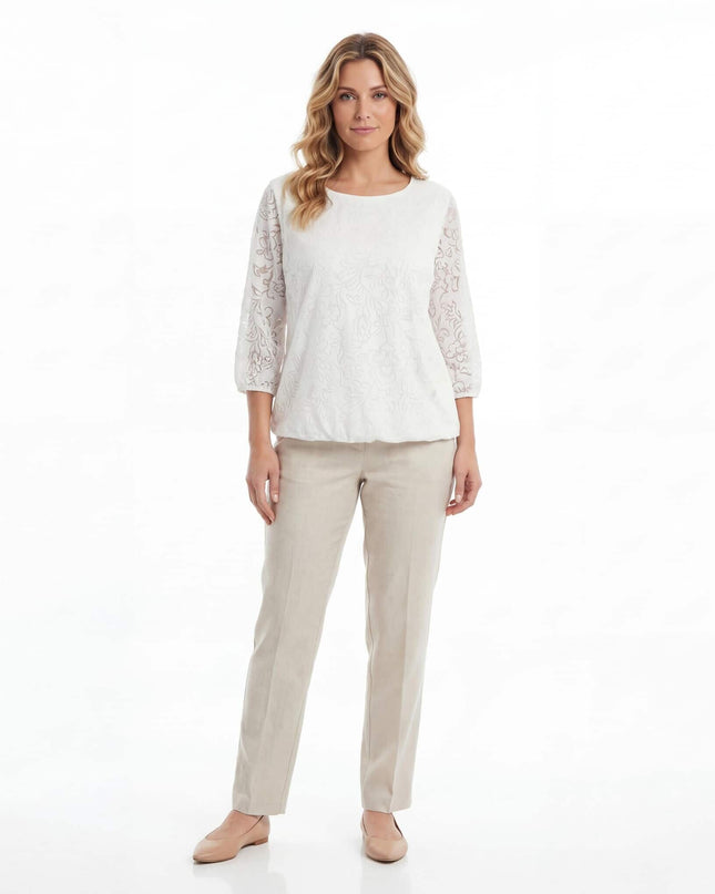 Επίσημη λευκή τουνίκ σε μεγάλα μεγέθη, με ανάγλυφο φλοράλ σχέδιο και μανίκια 7/8. Ολόσωμη λήψη σε λευκό φόντο.