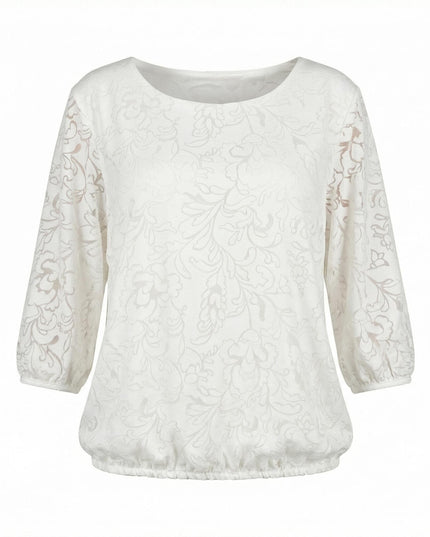 Επίσημη λευκή τουνίκ plus size με ανάγλυφο φλοράλ σχέδιο, 7/8 μανίκια και λάστιχο στο τελείωμα, φωτογραφημένη σε λευκό φόντο.