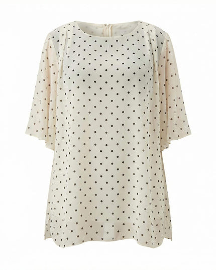 Επίσημη λευκή τουνίκ από σιφόν με μαύρο πουά σε μεγάλα μεγέθη. Μπροστινή λήψη που αναδεικνύει την αέρινη εβαζέ γραμμή και τα φαρδιά μανίκια σε λευκό φόντο.