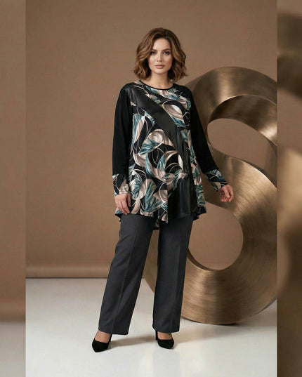 Επίσημη μαύρη τουνίκ μεγάλα μεγέθη με εμπριμέ σχέδιο φύλλων και διαγώνια λεπτομέρεια από οικολογικό δέρμα, σε ολόσωμη λήψη μπροστά.