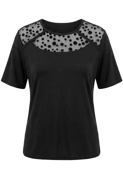 Επίσημη μαύρη μπλούζα plus size με κοντά μανίκια, σε λευκό φόντο, που αναδεικνύει το εντυπωσιακό ντεκολτέ από τούλι με βελούδινες κουκκίδες.