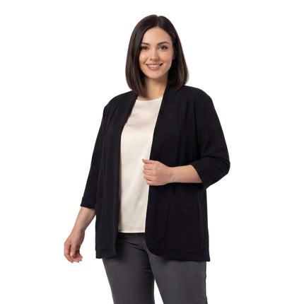 Κομψή μαύρη γυναικεία ζακέτα από βισκόζη, χωρίς κούμπωμα με πρακτικές τσέπες. Μπροστινή όψη σε μοντέλο με λευκό φόντο, κατάλληλη για μεγάλα μεγέθη.