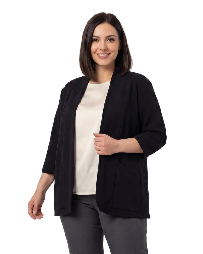 Κομψή μαύρη γυναικεία ζακέτα από βισκόζη, χωρίς κούμπωμα με πρακτικές τσέπες. Μπροστινή όψη σε μοντέλο με λευκό φόντο, κατάλληλη για μεγάλα μεγέθη.